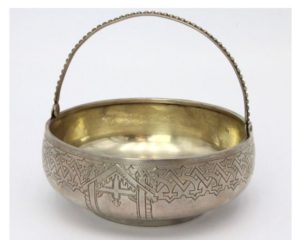 Конфетница в русском стиле. Серебро 84 пр. Россия, Москва, 1889 г. Вес 165г. Высота 5см., диаметр донышка 6,5см, диаметр верха 11см. Серебро, чеканка, гравировка, золочение. Клейма: герб москвы Св.Георгий Победоносец, пробирного мастера [А ?] c датой 1889, клеймо мастера не читается. Сохранность: в хорошей сохранности, потертости золочения, незначительная деформация ручки.