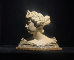 Антикварная скульптура «Девушка»