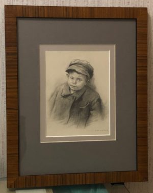 Ксидиас Перикл Спиридонович (1872–1942) «Мальчик». Конец XIX — начало ХХ века. Бумага, графитный и итальянский карандаш, 15×11,3 см (в свету). В правом нижнем углу авторская подпись. Художник, график, гравер. Является гравером первых советских марок. С 1889 по 1893 год учился в Академии художеств, был учеником И.П. Пожалостина. В 1891 году получил в натурном классе вторую и первую серебряные медали. В 1897 году за гравюру «Портрет А.Ф. Кокоринова» был удостоен звания художника. В 1906 году получил звание академика. Произведения П. Ксидиаса экспонировались на весенних выставках в Академии художеств, где он был членом Общества имени А.И. Куинджи. Большую часть творческой биографии художника занимает создание государственных денежных знаков и почтовых марок. Работал в Экспедиции заготовления государственных бумаг и Гознаке, впоследствии был его руководителем. Гравировал изображения на денежных знаках и почтовых марках, в том числе на первых марках РСФСР «Рука с мечом, разрубающим цепь». Ксидиас Перикл Спиридонович (1872–1942) «Мальчик». Конец XIX — начало ХХ века. Бумага, графитный и итальянский карандаш, 15×11,3 см (в свету). В правом нижнем углу авторская подпись. Художник, график, гравер. Является гравером первых советских марок. С 1889 по 1893 год учился в Академии художеств, был учеником И.П. Пожалостина. В 1891 году получил в натурном классе вторую и первую серебряные медали. В 1897 году за гравюру «Портрет А.Ф. Кокоринова» был удостоен звания художника. В 1906 году получил звание академика. Произведения П. Ксидиаса экспонировались на весенних выставках в Академии художеств, где он был членом Общества имени А.И. Куинджи. Большую часть творческой биографии художника занимает создание государственных денежных знаков и почтовых марок. Работал в Экспедиции заготовления государственных бумаг и Гознаке, впоследствии был его руководителем. Гравировал изображения на денежных знаках и почтовых марках, в том числе на первых марках РСФСР «Рука с мечом, разрубающим цепь».