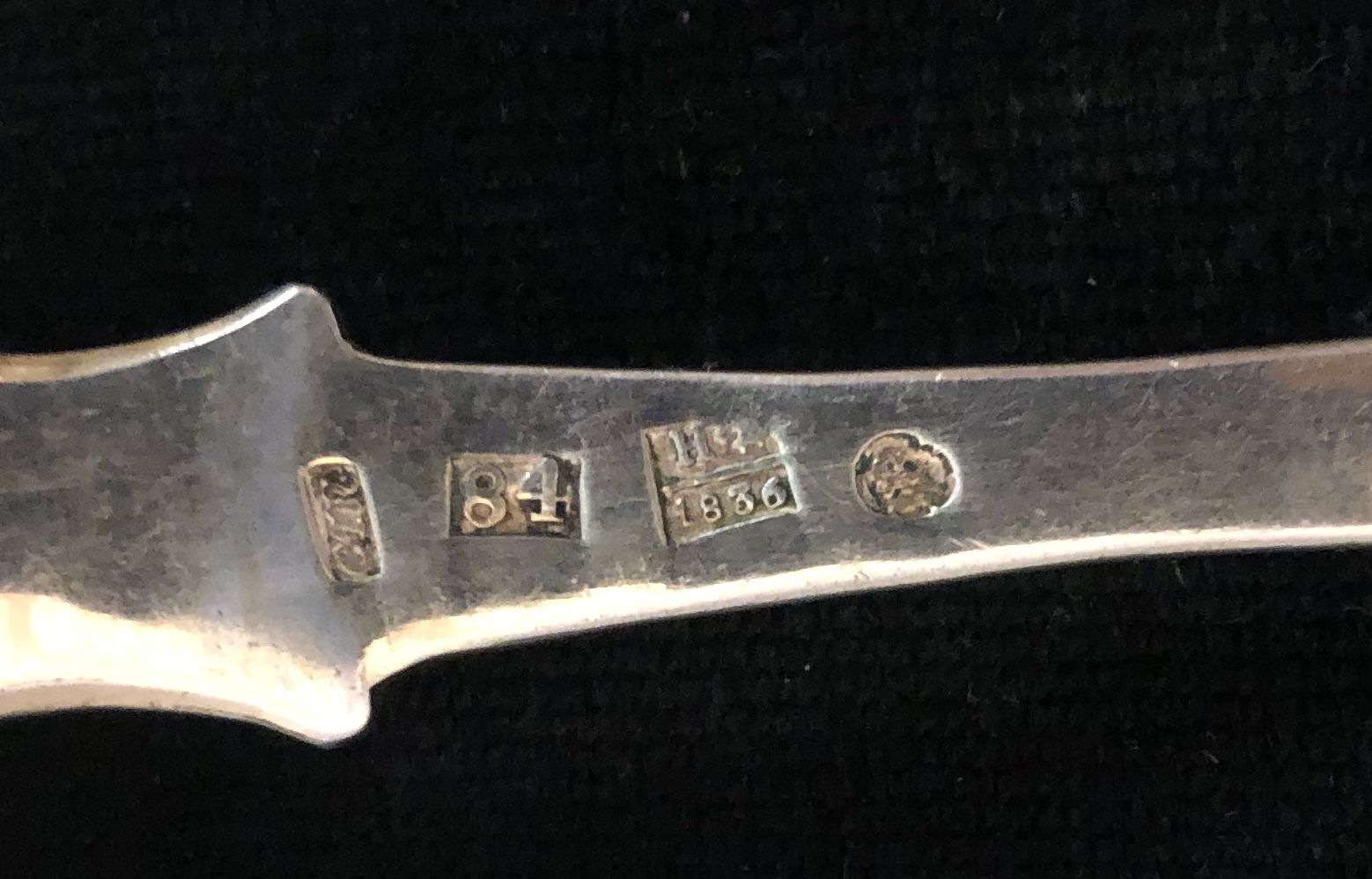 Серебро, литьё, гравировка, чернение, золочение, конфорение. Клейма: городское клеймо Москвы Георгий Победоносец в круге, клеймо альдермана- пробирного мастера «Н.Д.» (Дубровин Николай Лукич. альдерман в Москве с 1822-1855 гг) под датой 1836 год, клеймо пробы «84» в квадрате и клеймо мастера «СТ» (неизвестный мастер. Работал в Москве в 1835-1838гг. В ГИМ хранится аналогичная ложка ( смотри: М.М. Постникова-Лосева «Русское ювелирное искусство, его центры и мастера» стр: 252, 265 )
